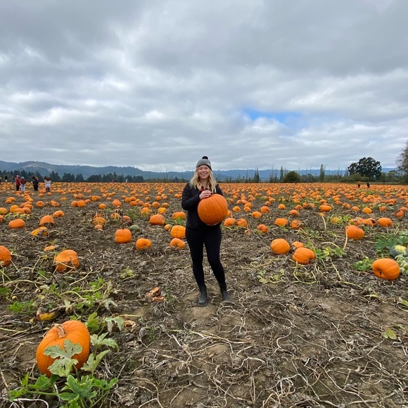 Meet your Posher, Laura - Picture 1 of 1